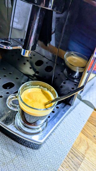 Machine à café en grain Delonghi Magnifica S ECAM 22.140.B noir + 2 tasses  double paroi + 500g de café + 2 bons d'achat de 5€ –