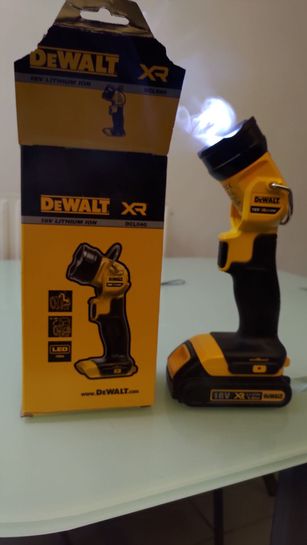 Lampe LED DeWalt DCL050 à Faisceau large 18 V Li-ion XR (machine nue) –