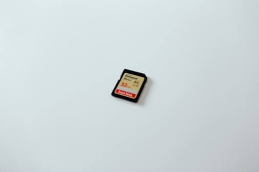 Carte micro SD posée sur une surface blanche