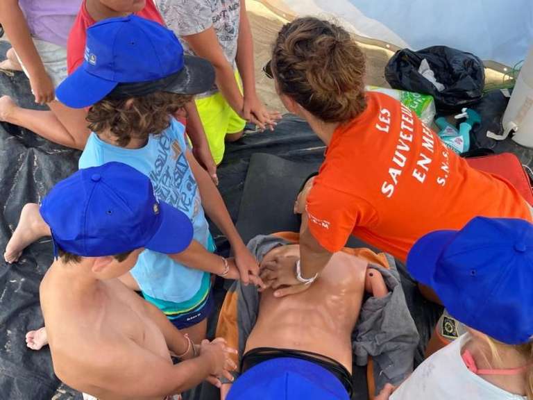 [7 – 12 ans] Distribution gratuite de kits (trousse de secours, t-shirt anti UV,…) suite aux ateliers Mini Sauveteurs – Différentes plages