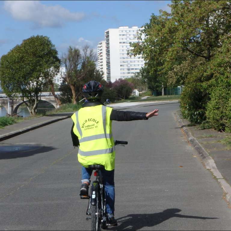 Séances gratuites d'apprentissage du vélo pour adultes ou binômes parent/enfant – Alpes Maritimes (06), Hyères (83), Plaine Commune (93)