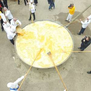 Distribution gratuite de l'Omelette géante de 15000 oeufs - Bessières (31)