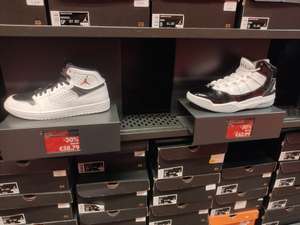 Sélection de chaussures de basketball en promotion Ex : Jordan access - Nike Factory store du Carré de Soie à Vaulx-en-Velin (69)