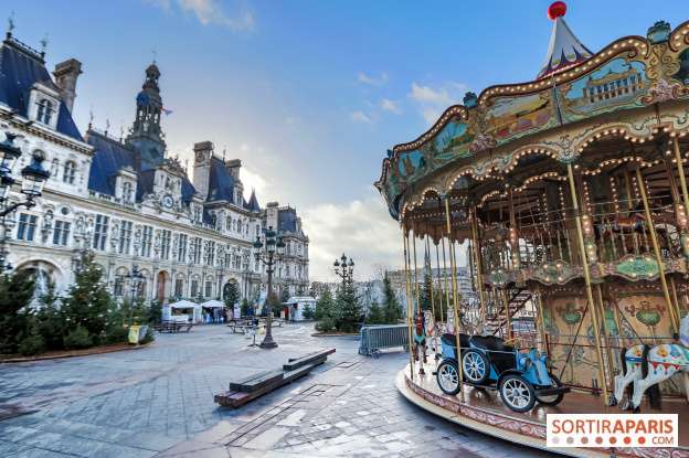 Carroussel de chevaux en bois et petit train gratuits pour tous au Village de Noël - Hotel de ville de Paris (75)