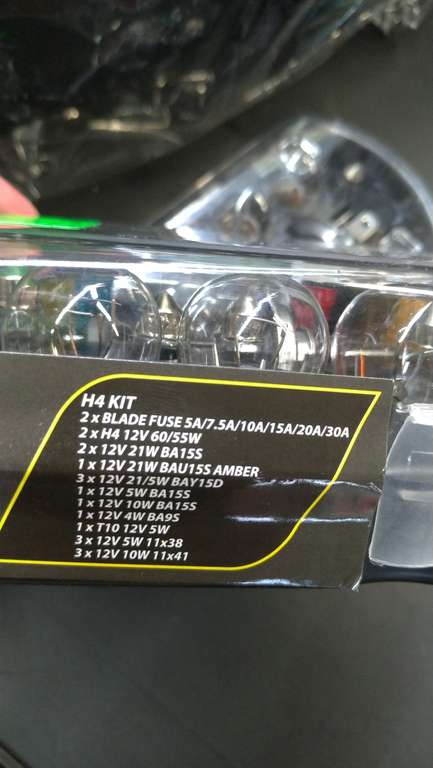Kit H4 contenant 18 ampoules et 12 fusibles voitures - Dardilly (69)
