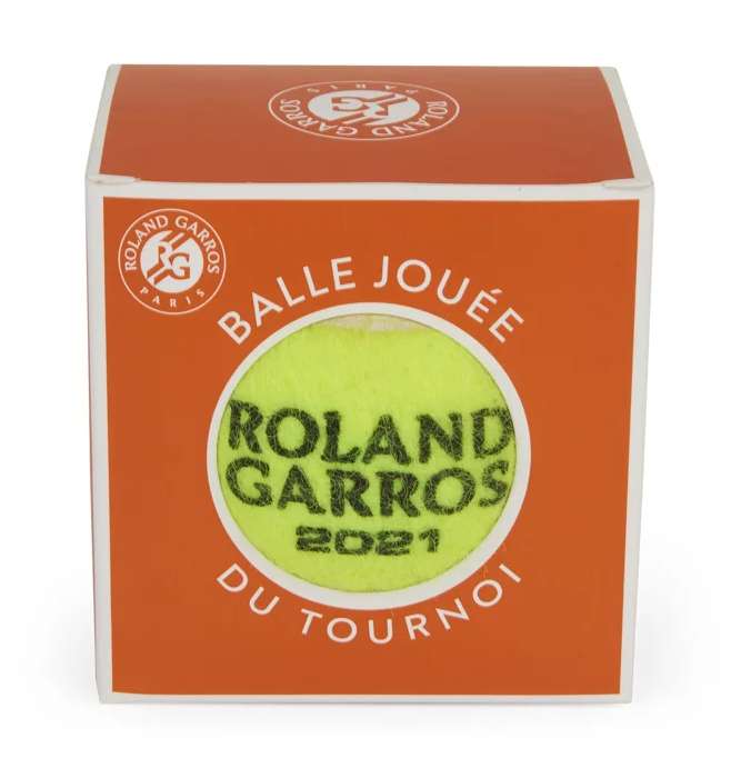 Balle de tennis jouée pendant Roland-Garros 2021