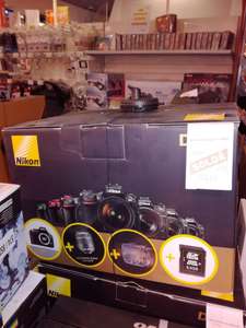 Reflex Nikon D5200 Noir + Obj. AF-S Nikkor DX 18-55 f/3.5 - 5.6 G VR + Sacoche + Carte SD 8Go