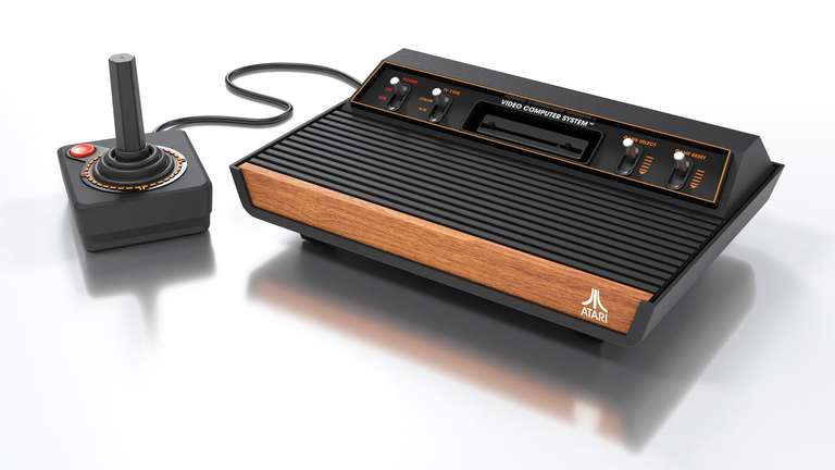 Atari 2600 est une console de jeux vidéo Atari VCS, pour la vidéo Système informatique avec jeu Space Invaders et joystick Photo Stock - Alamy