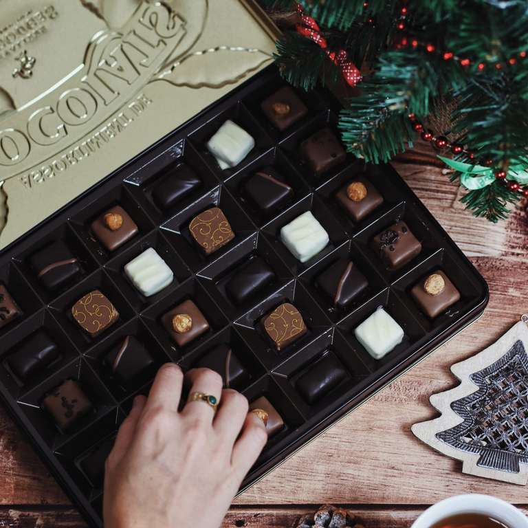 CHEVALIERS D'ARGOUGES Maîtres Chocolatiers Français - Assortiment de  chocolats noir 70%, lait 33%, blanc - Coffret vintage Noël 2023 300g :  : Epicerie