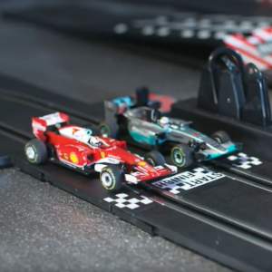 Circuit de course électrique CARRERA GO!!! Formule 1 Mercedes et