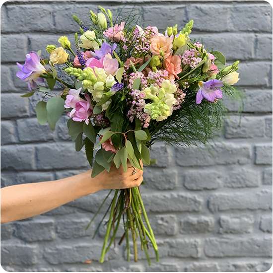 Distribution gratuite aux mamans de bouquets champêtres & de roses sur les marchés - Sceaux (92)